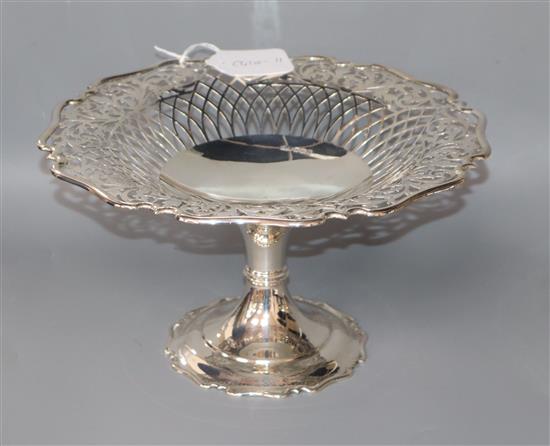 A George V silver pedestal cake stand, Sheffield 1923, 15 oz.